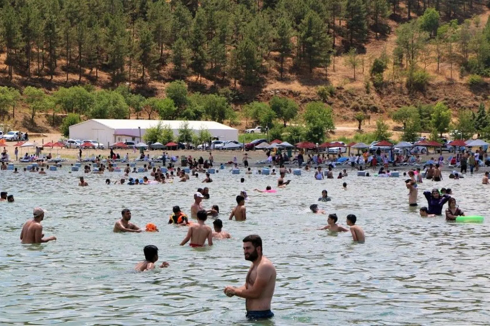 Doğu'nun gizli denizi 'Hazar Gölü' tatilcilerin akınına uğradı