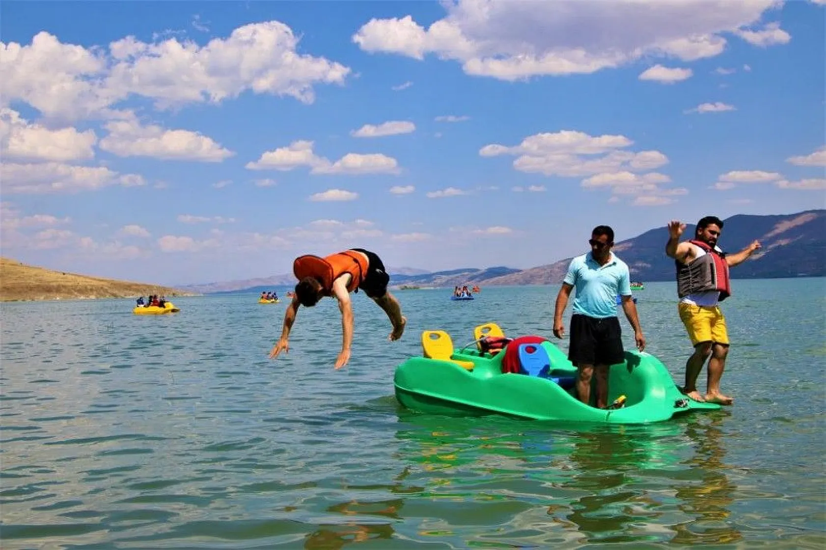 Doğu'nun gizli denizi 'Hazar Gölü' tatilcilerin akınına uğradı