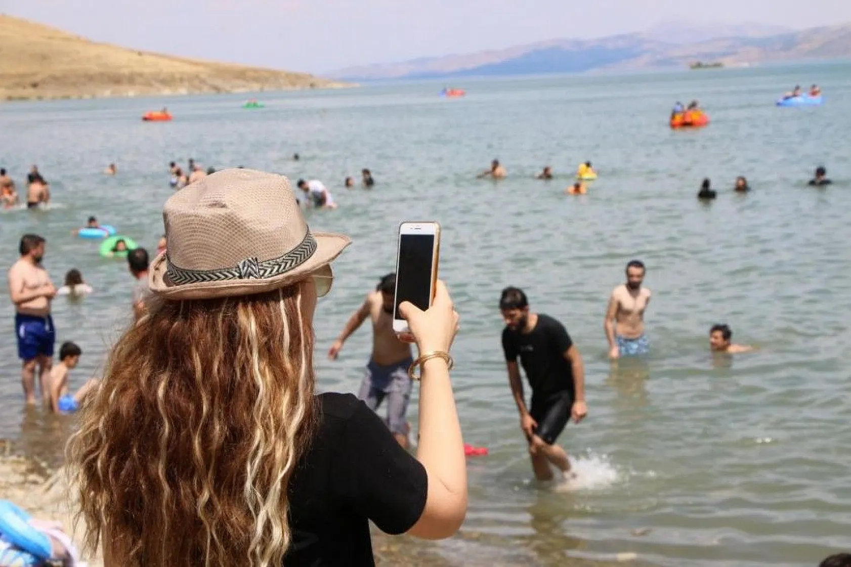 Doğu'nun gizli denizi 'Hazar Gölü' tatilcilerin akınına uğradı