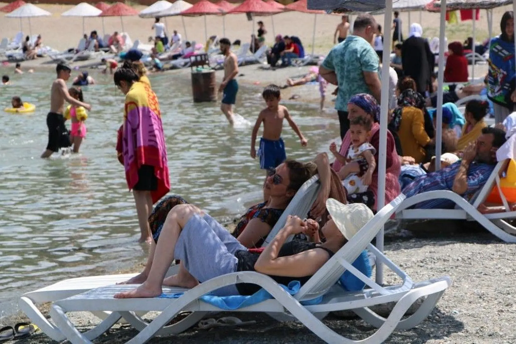 Doğu'nun gizli denizi 'Hazar Gölü' tatilcilerin akınına uğradı