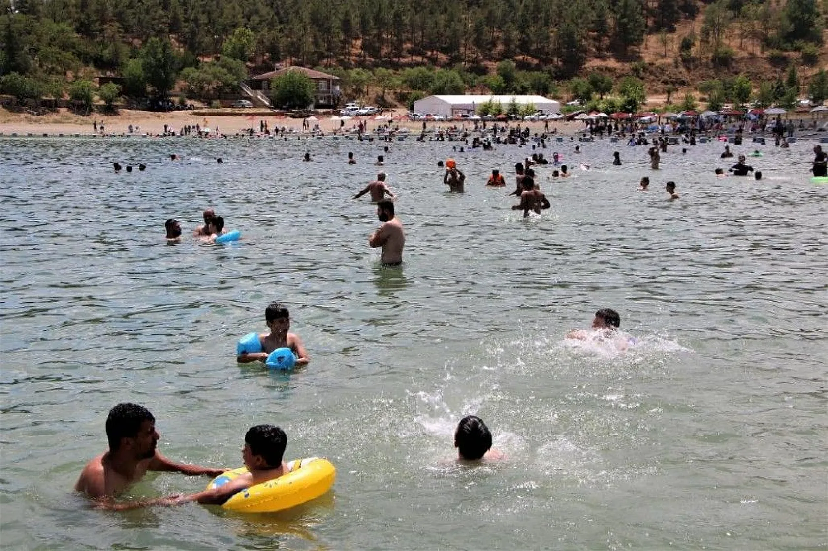 Doğu'nun gizli denizi 'Hazar Gölü' tatilcilerin akınına uğradı