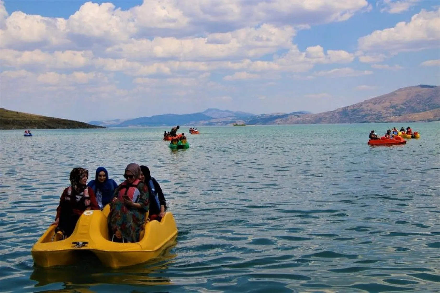 Doğu'nun gizli denizi 'Hazar Gölü' tatilcilerin akınına uğradı