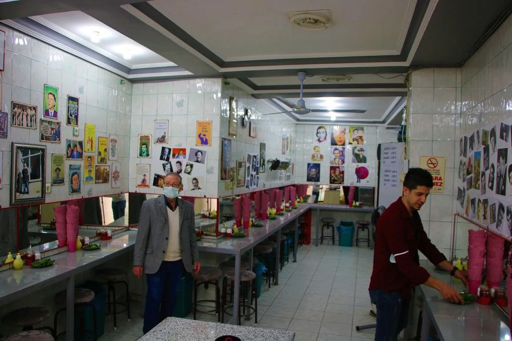 İş yerinin duvarlarını Yeşilçam oyuncularının posterleri ile donattı