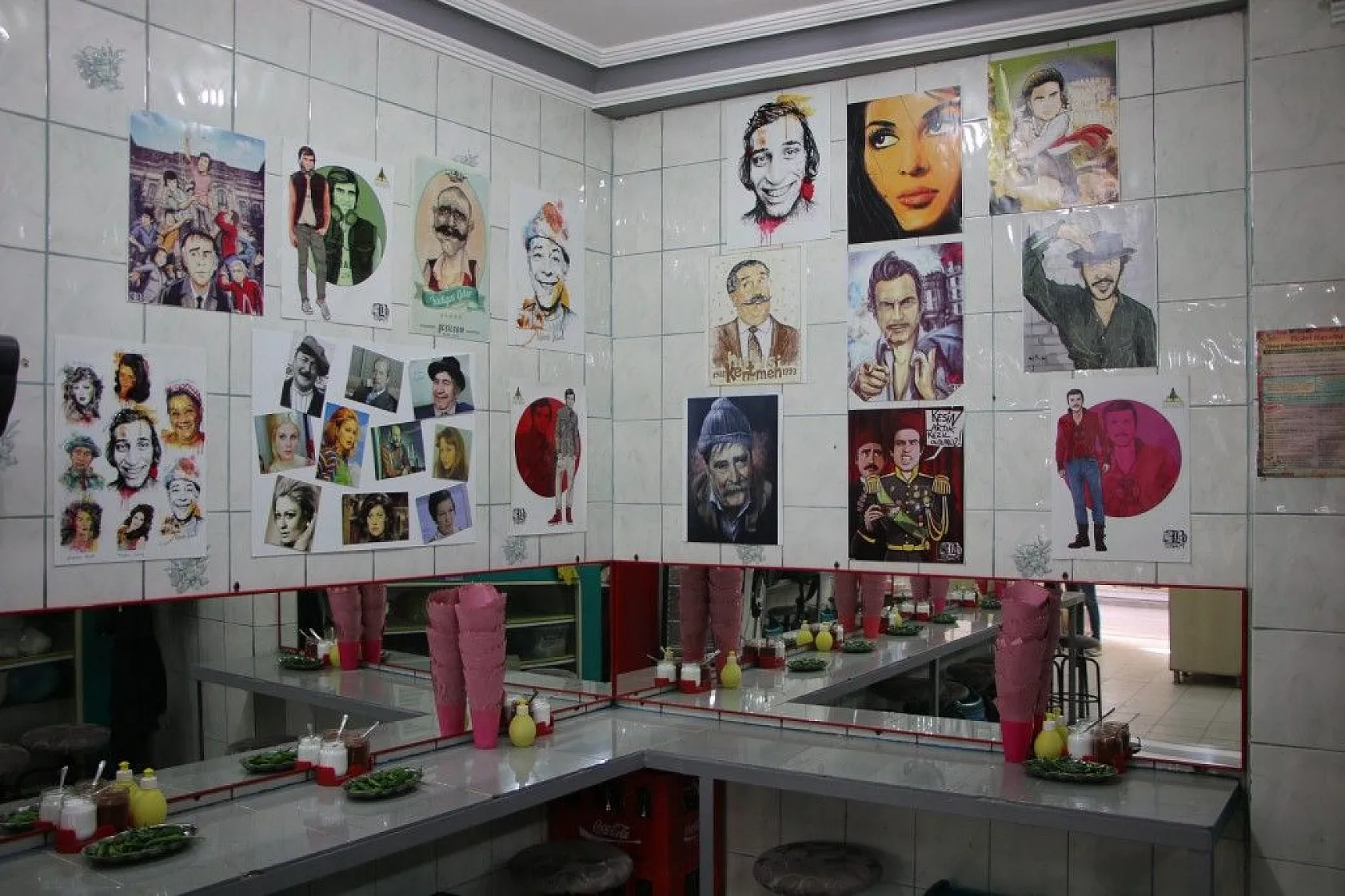 İş yerinin duvarlarını Yeşilçam oyuncularının posterleri ile donattı