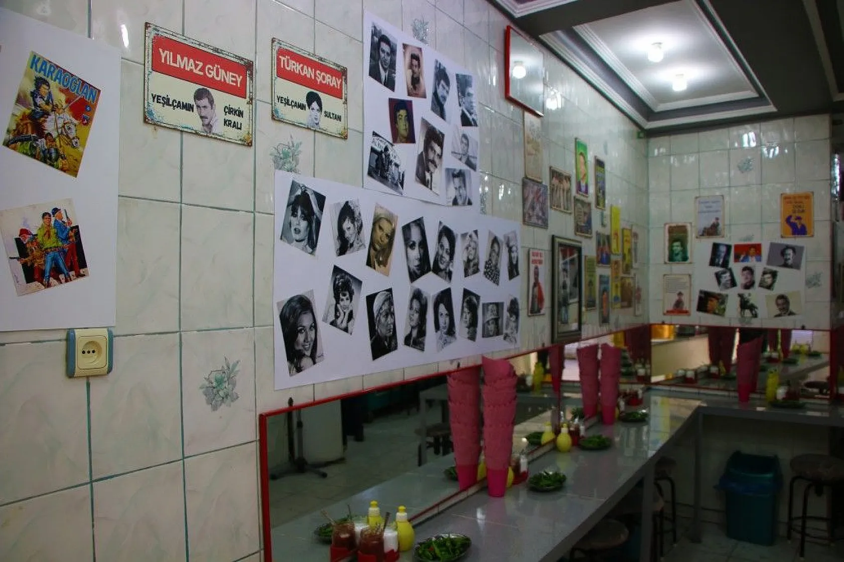 İş yerinin duvarlarını Yeşilçam oyuncularının posterleri ile donattı