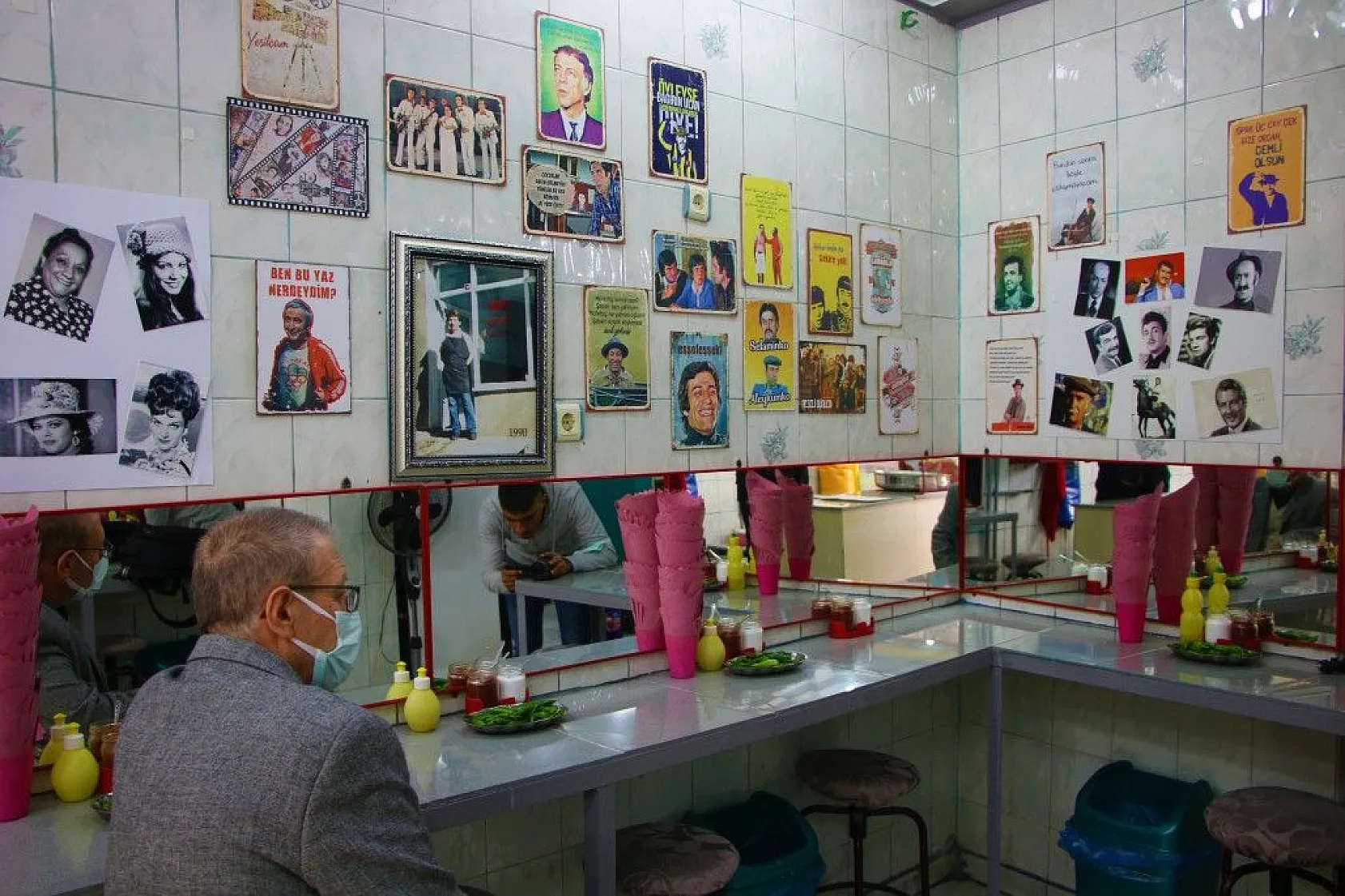 İş yerinin duvarlarını Yeşilçam oyuncularının posterleri ile donattı