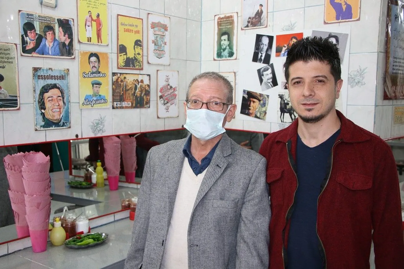 İş yerinin duvarlarını Yeşilçam oyuncularının posterleri ile donattı