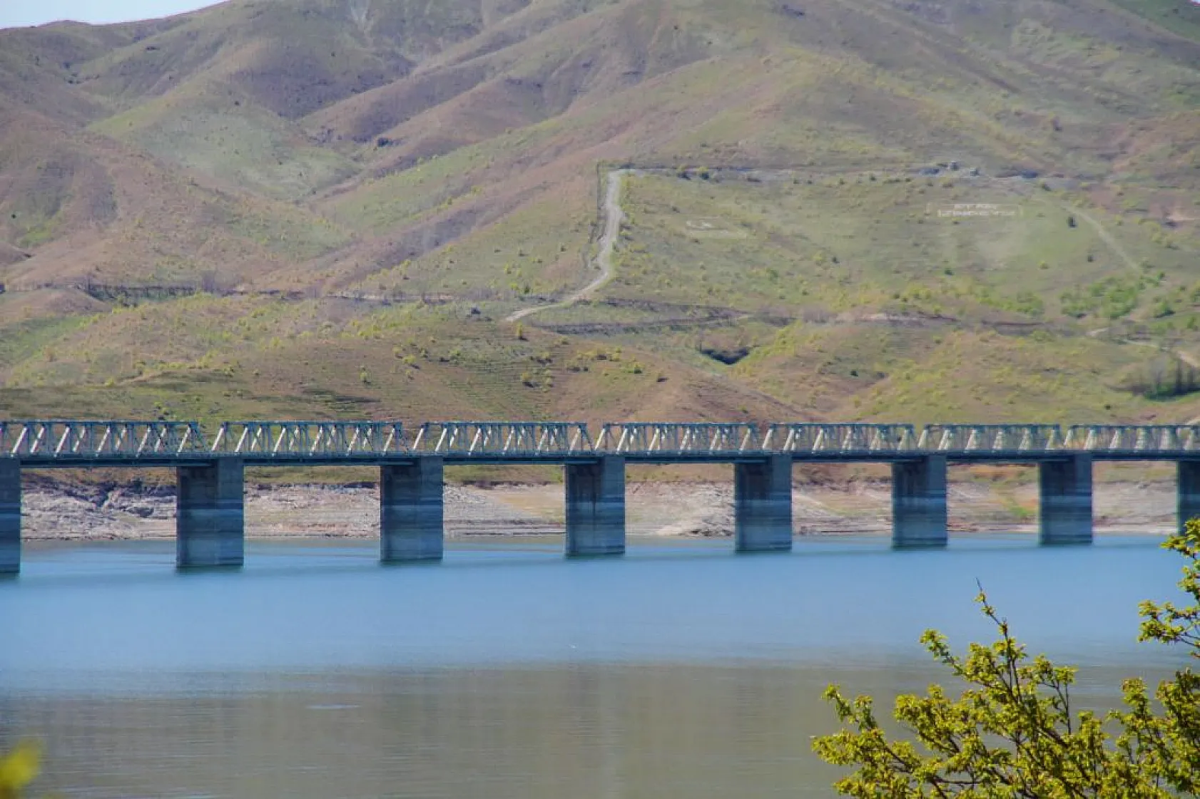 Türkiye'nin en uzun demiryolu köprüsü Elazığ'da
