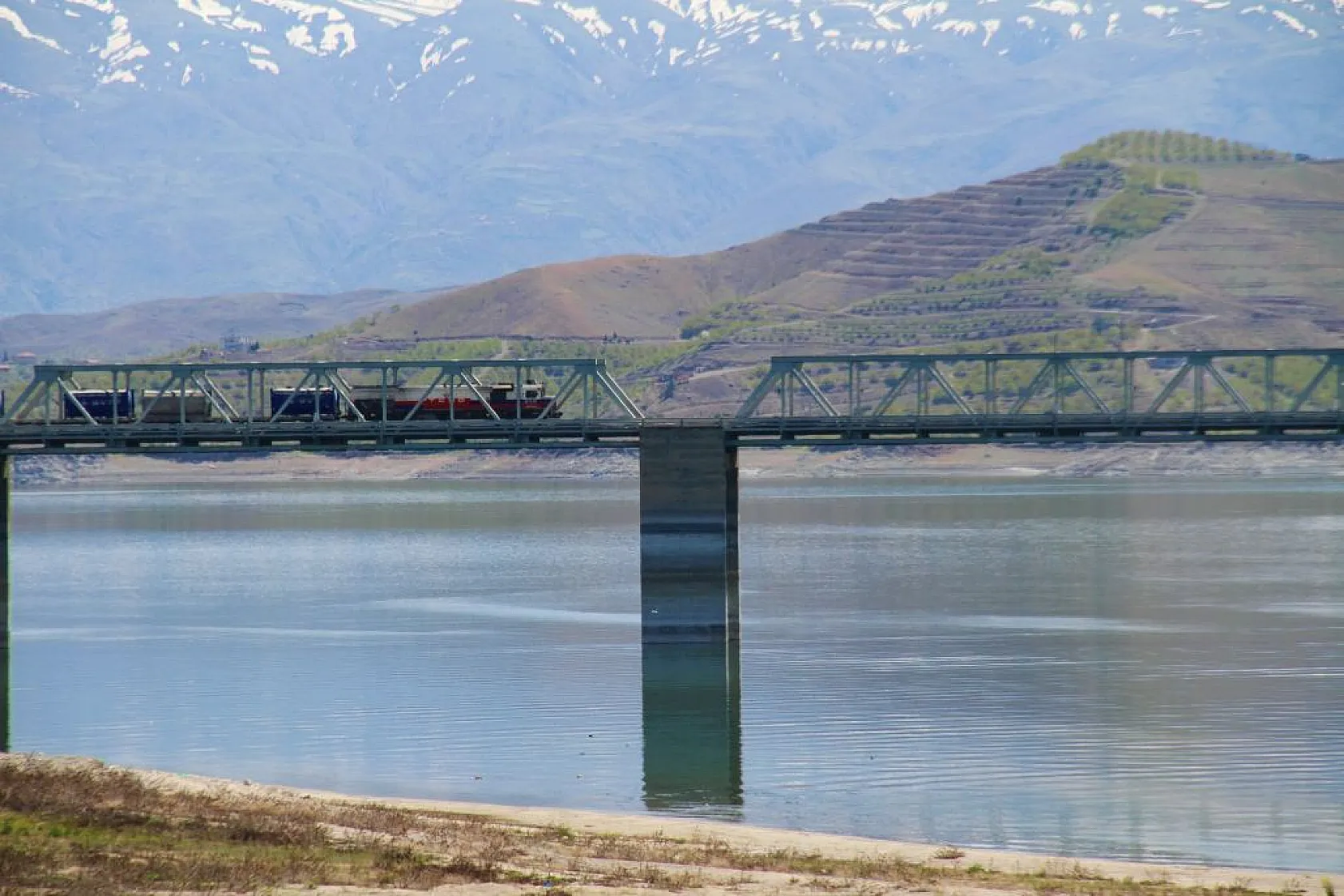 Türkiye'nin en uzun demiryolu köprüsü Elazığ'da