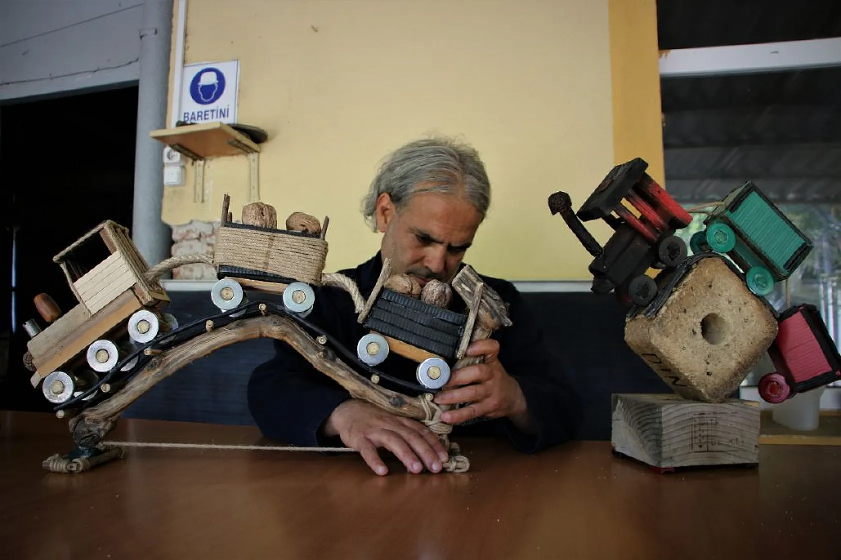 Atık malzemelerden sanat eserine