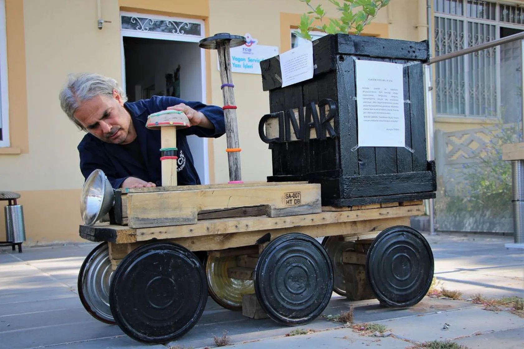 Atık malzemelerden sanat eserine