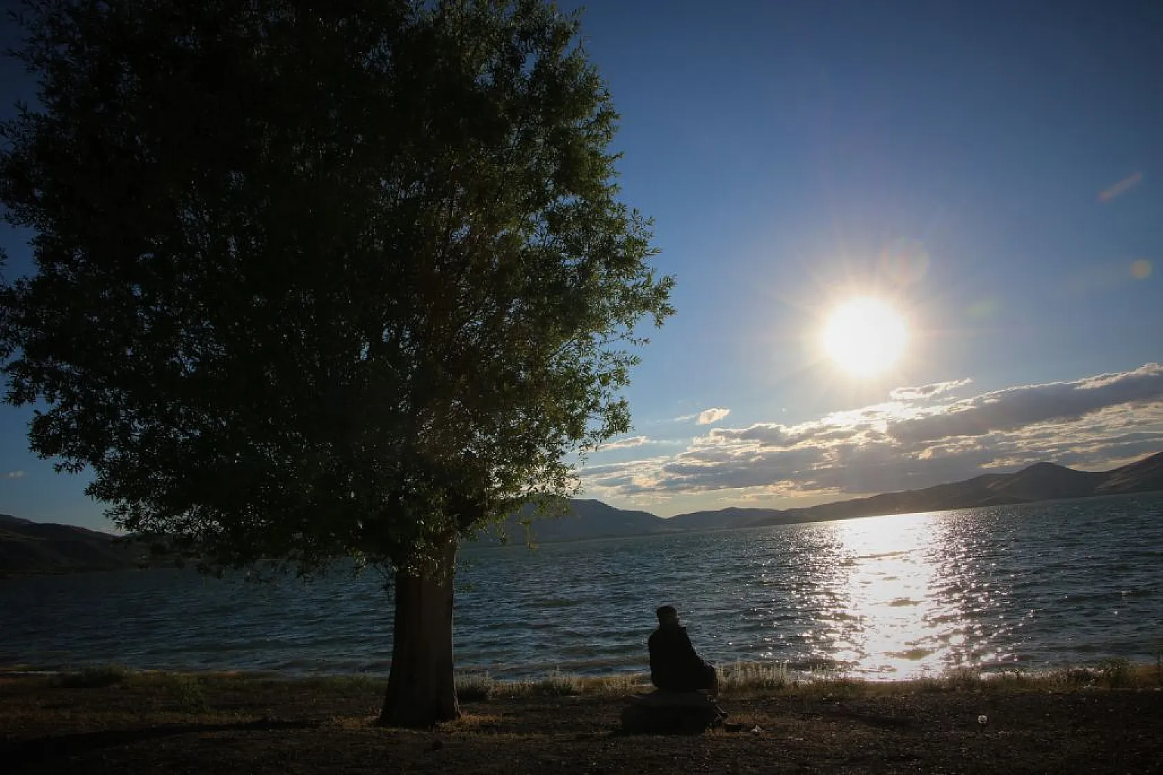 Hazar Gölü'nde eşsiz günbatımı
