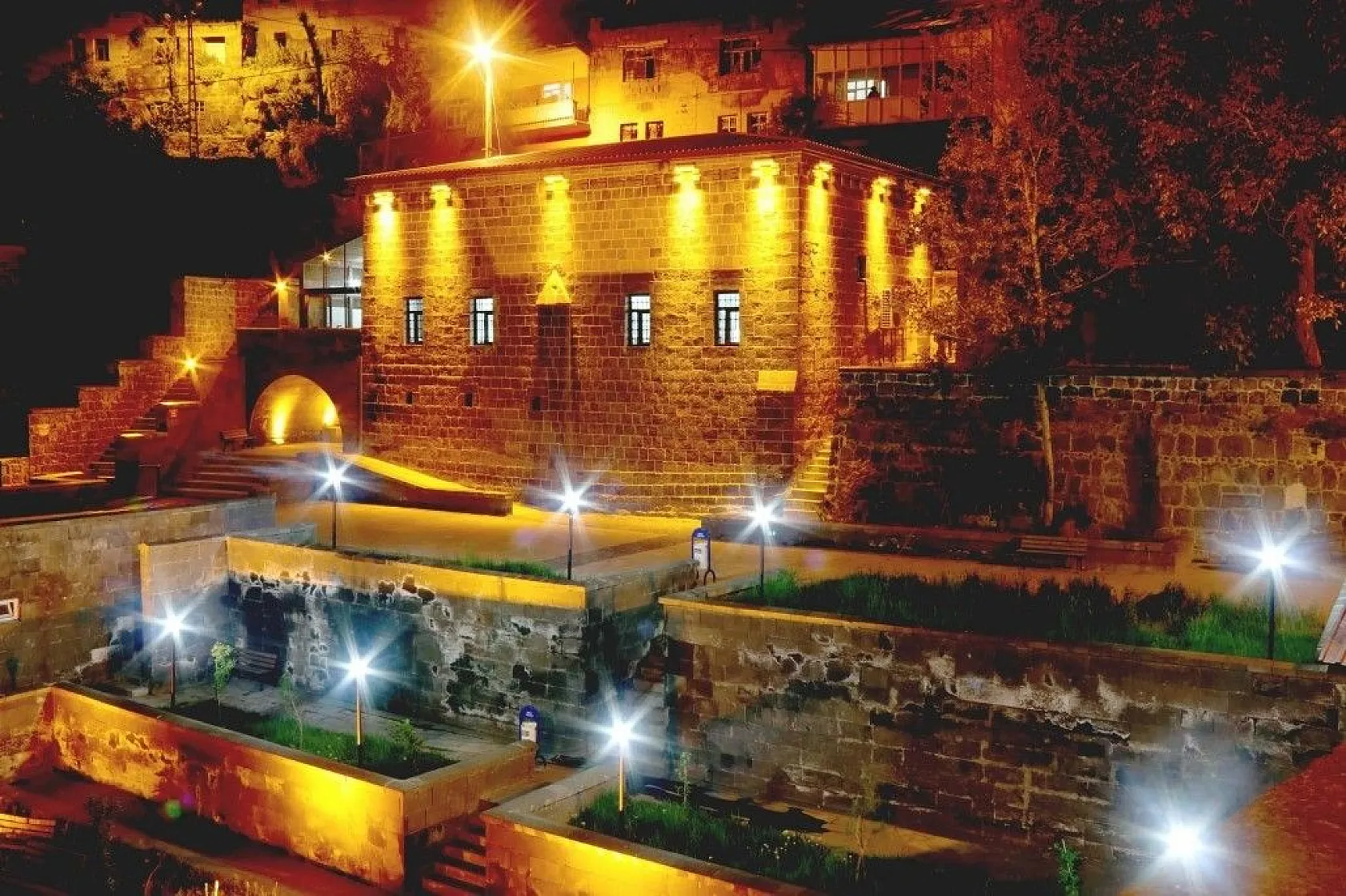 7 bin yıllık Bitlis'in gece görüntüsü göz kamaştırıyor