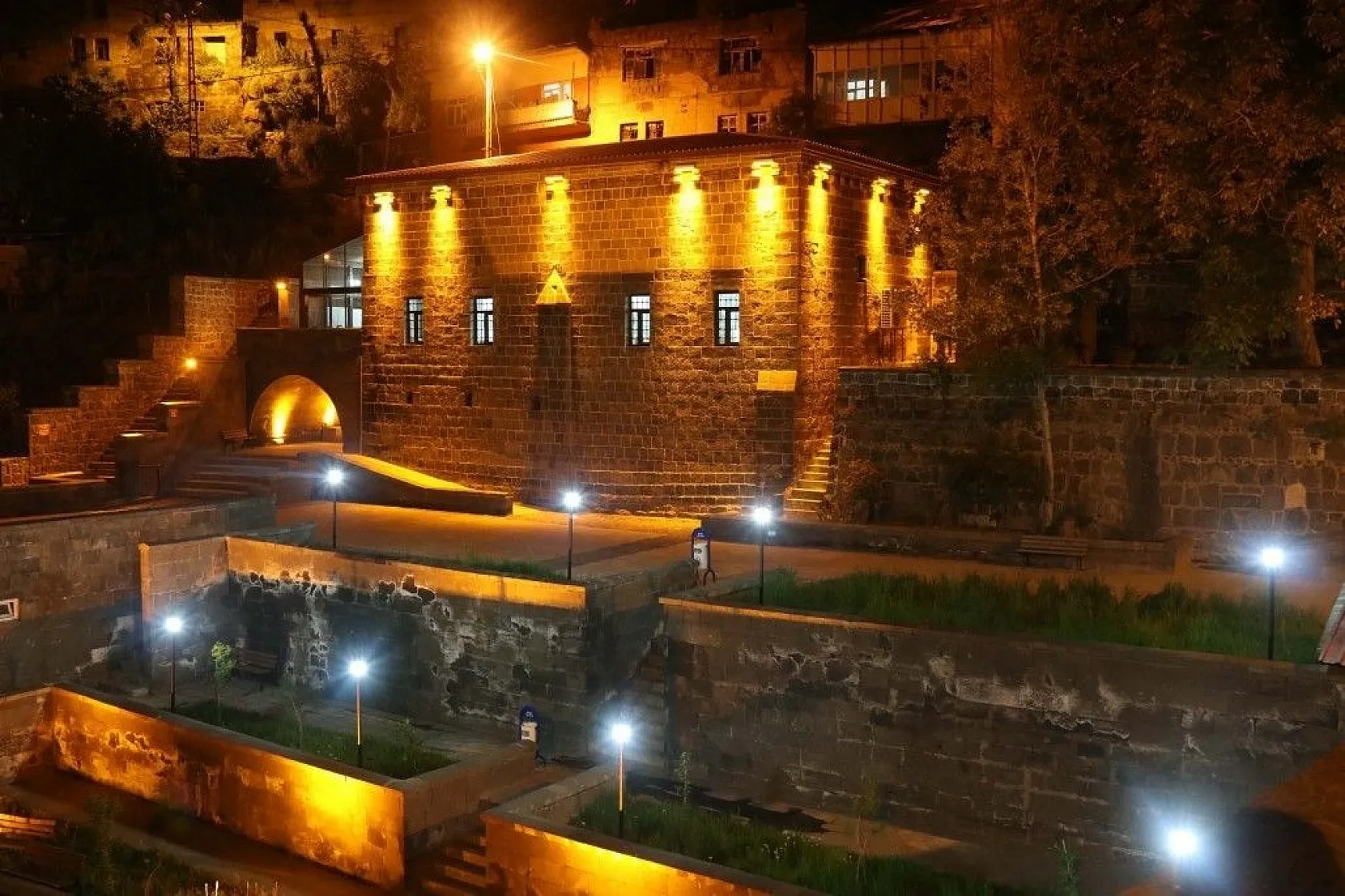 7 bin yıllık Bitlis'in gece görüntüsü göz kamaştırıyor