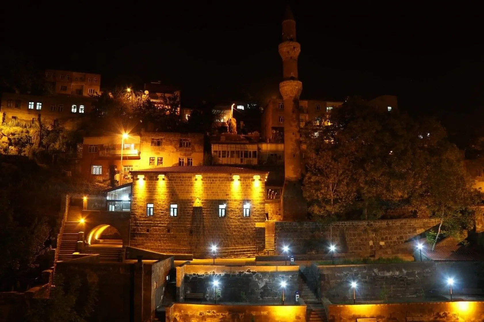 7 bin yıllık Bitlis'in gece görüntüsü göz kamaştırıyor