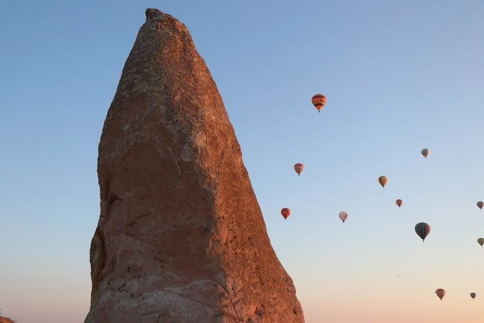 Kapadokya'da balonların gökyüzünde muhteşem dansı