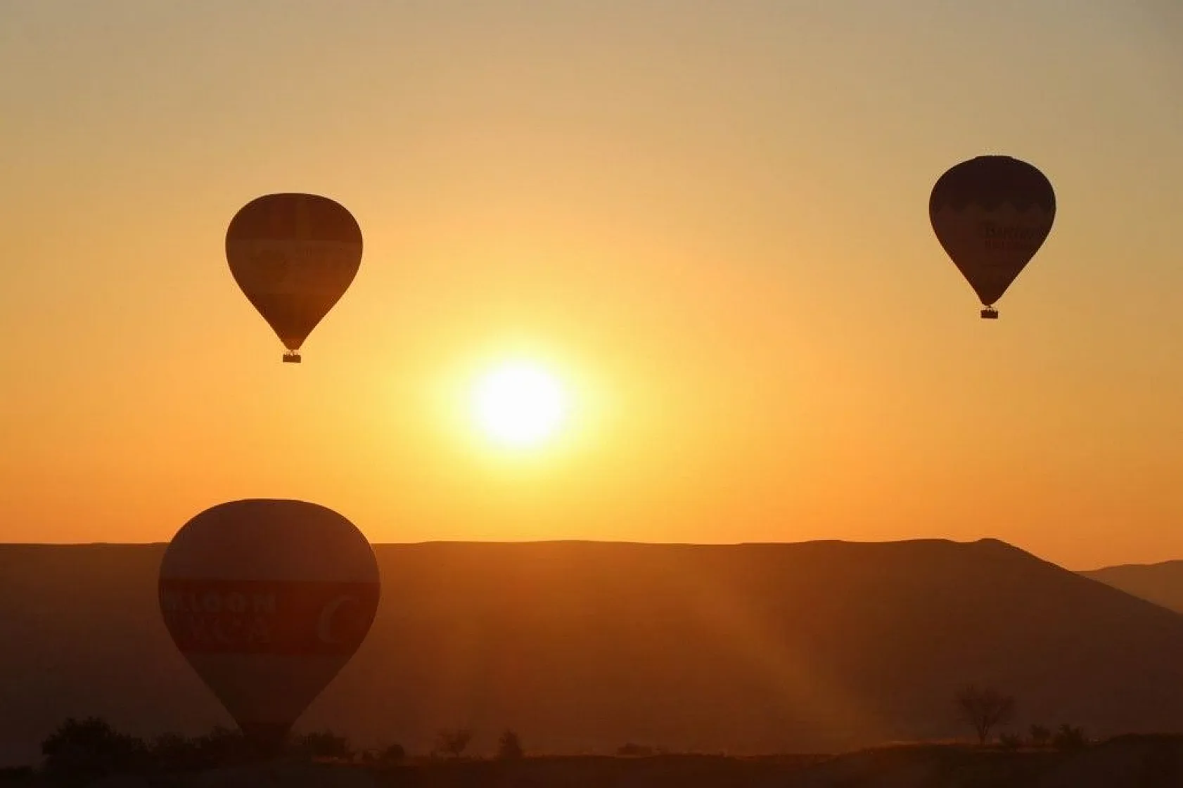 Kapadokya'da balonların gökyüzünde muhteşem dansı