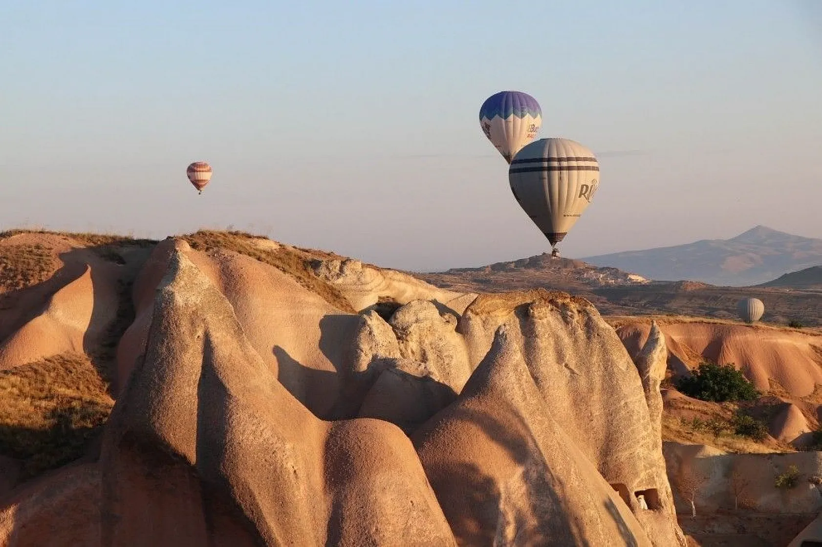 Kapadokya'da balonların gökyüzünde muhteşem dansı