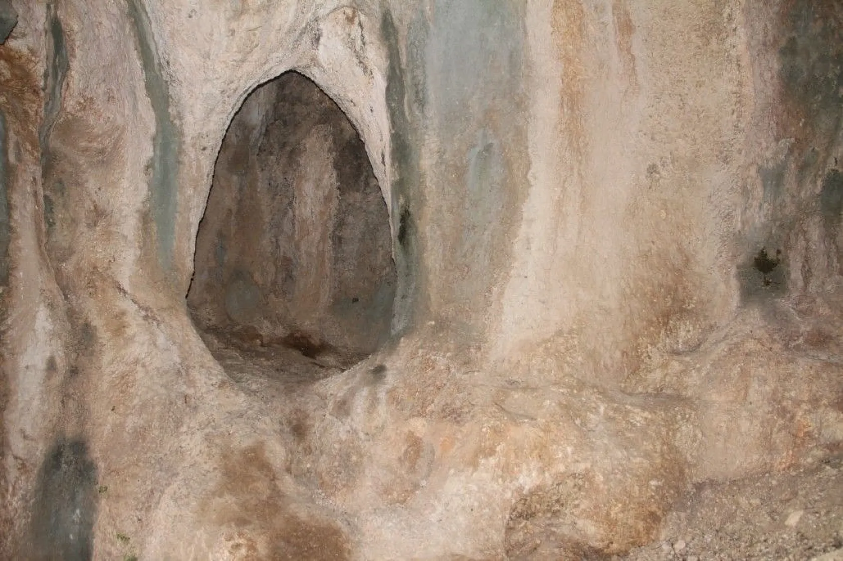 Deve Mağarası ve Ölbe Vadisi güzelliği ile dikkat çekiyor