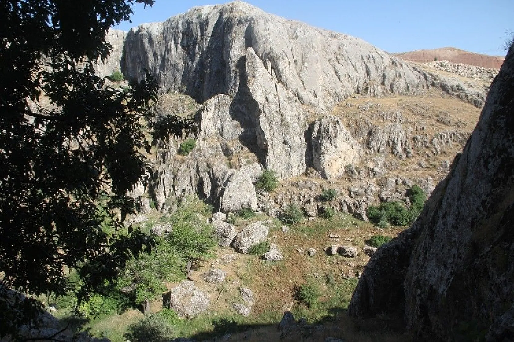 Deve Mağarası ve Ölbe Vadisi güzelliği ile dikkat çekiyor