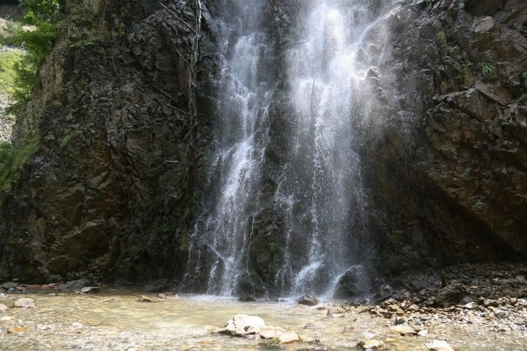 Şelalelerin süslediği kanyon, güzellikleri ile büyülüyor