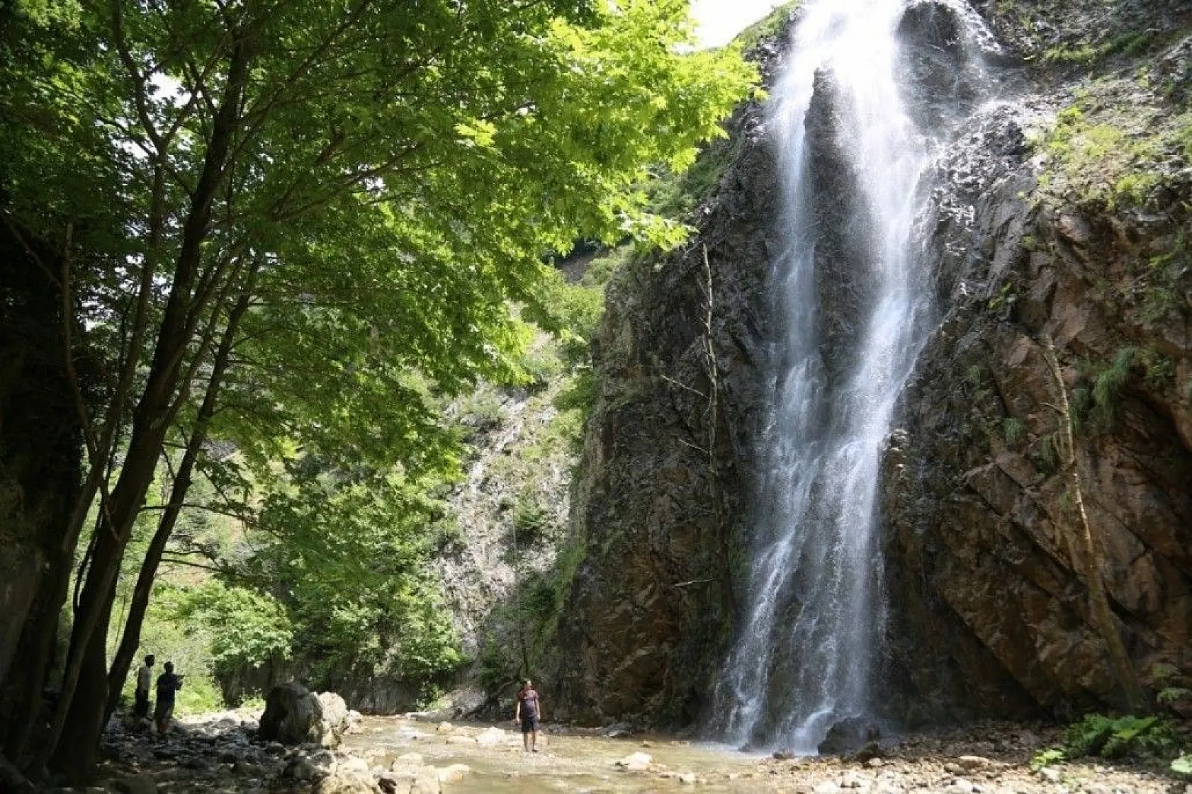 Şelalelerin süslediği kanyon, güzellikleri ile büyülüyor