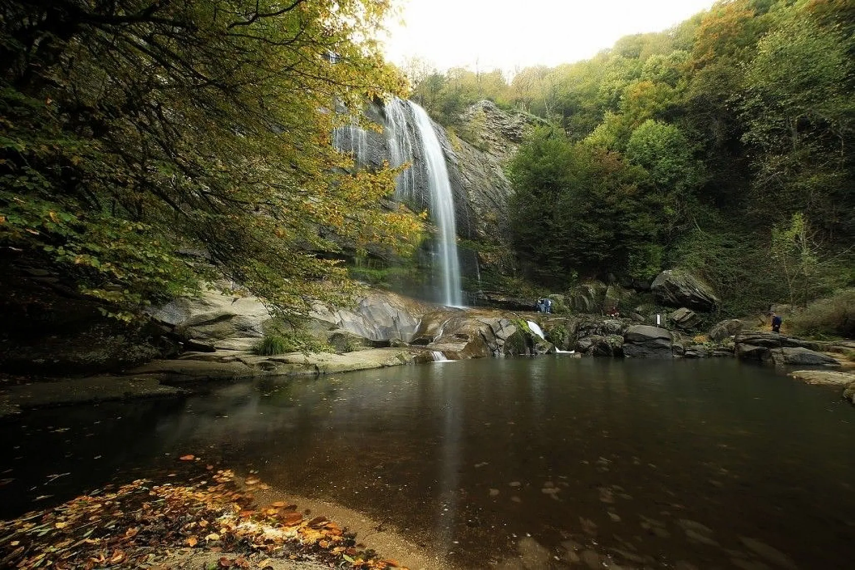 Suuçtu şelalesinde sonbahar güzelliği