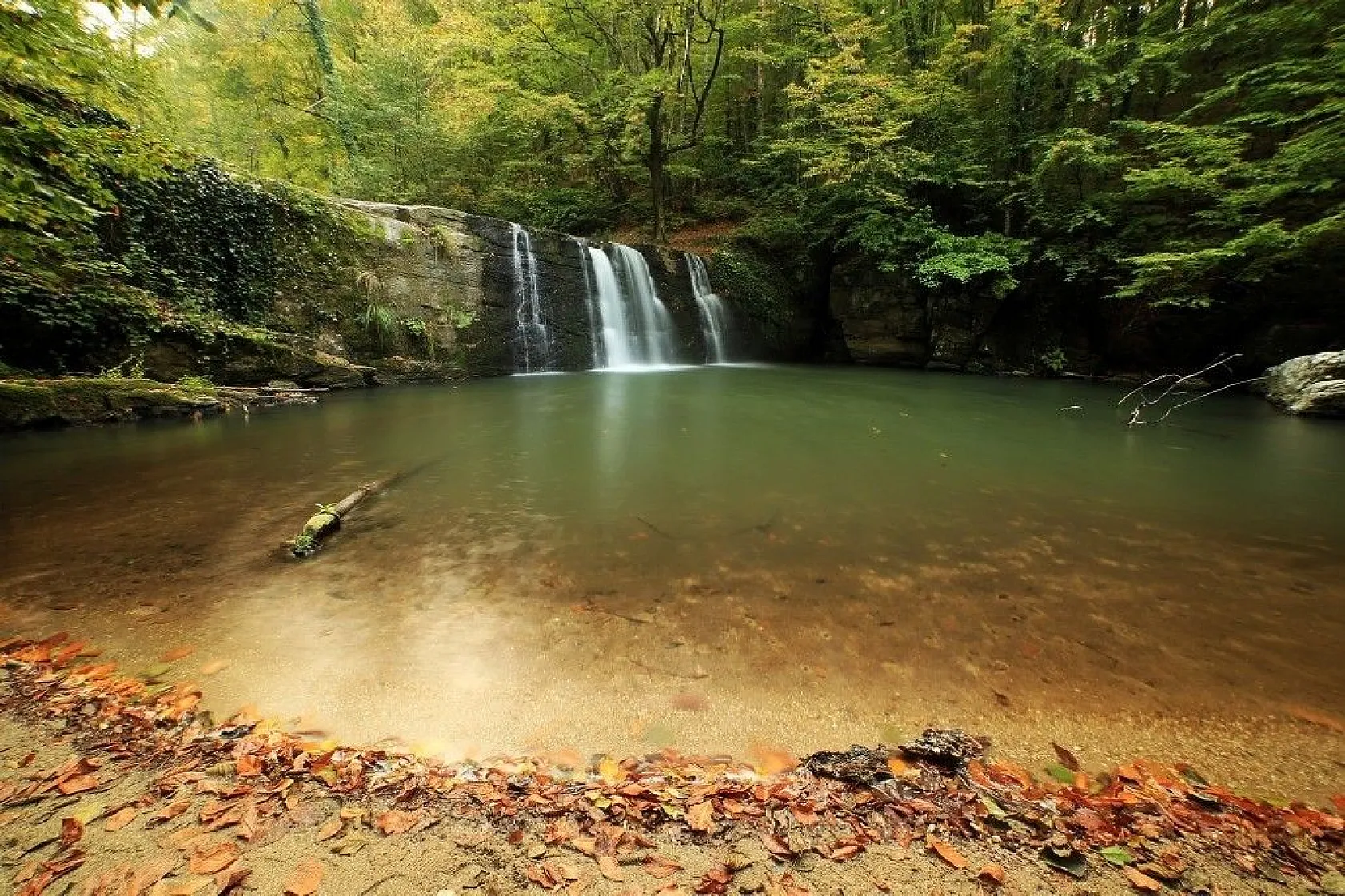 Suuçtu şelalesinde sonbahar güzelliği