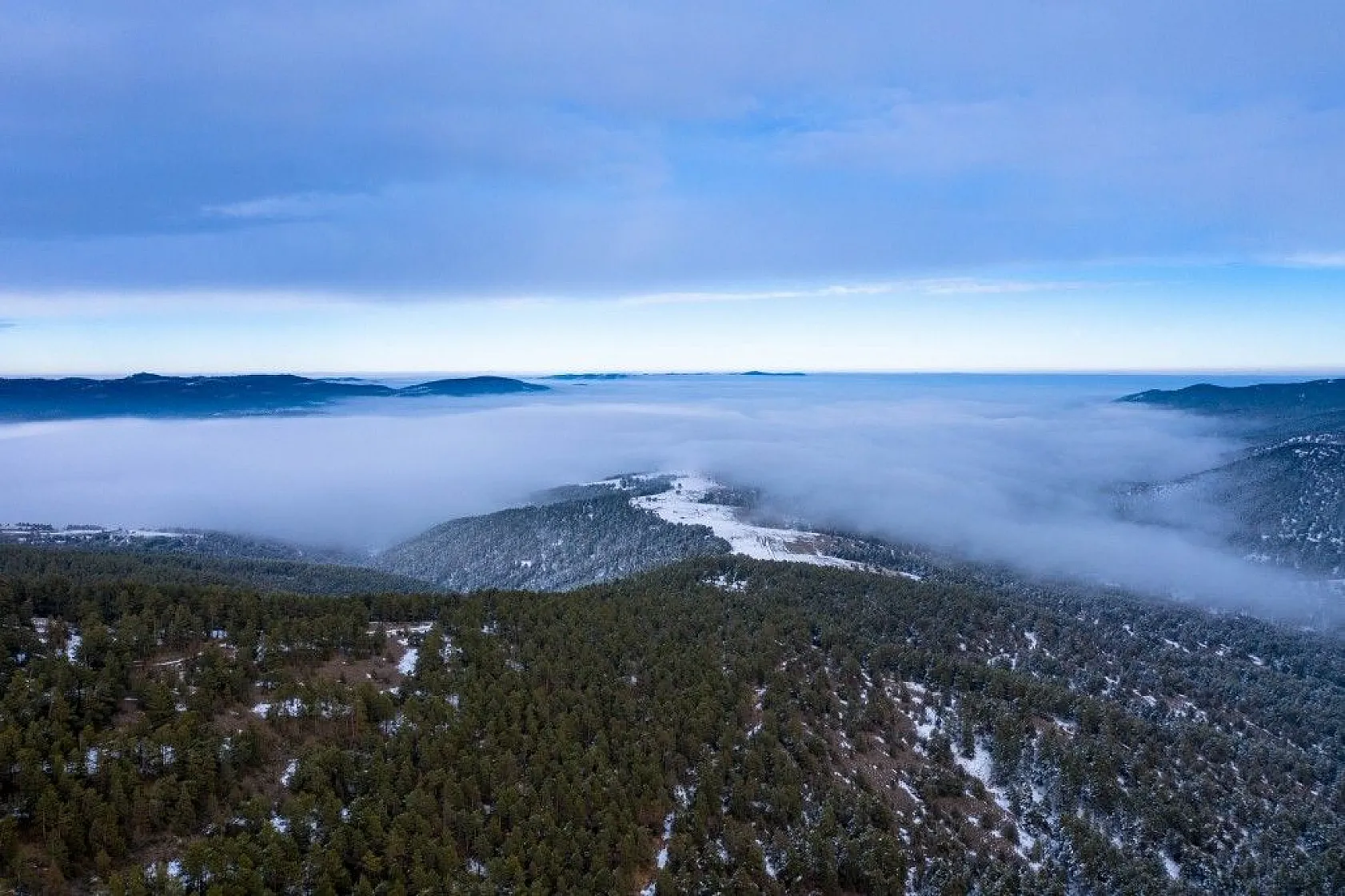 Yeşil ve beyazın eşsiz buluşması kartpostallık görüntü oluşturdu