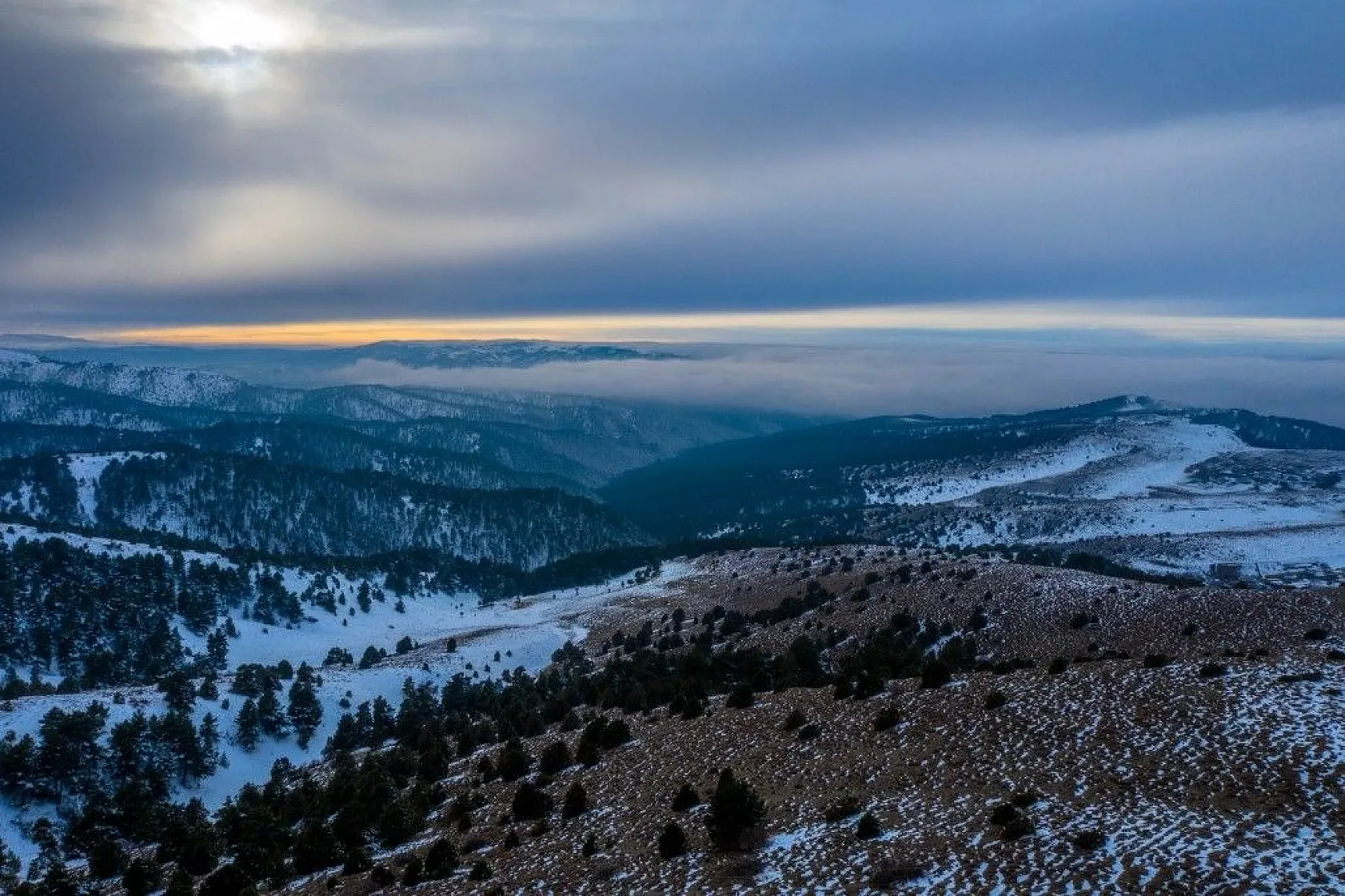 Yeşil ve beyazın eşsiz buluşması kartpostallık görüntü oluşturdu