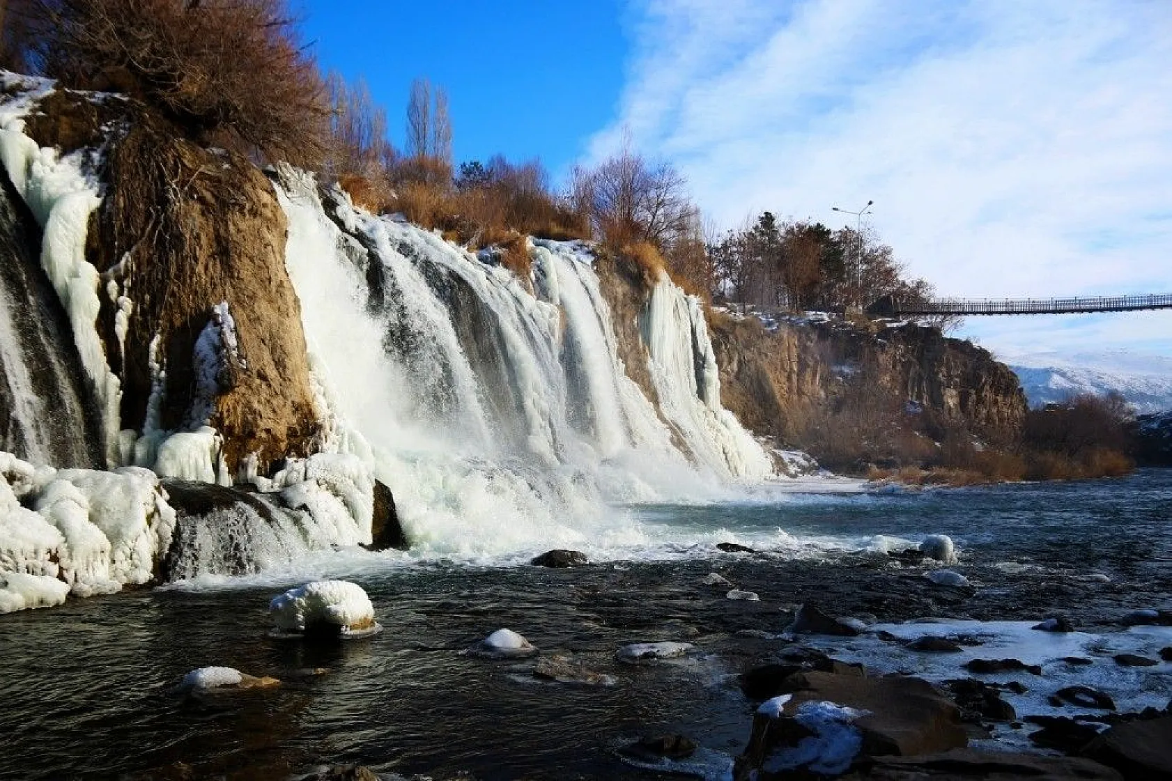 Muradiye Şelalesi'nde kartpostallık görüntüler
