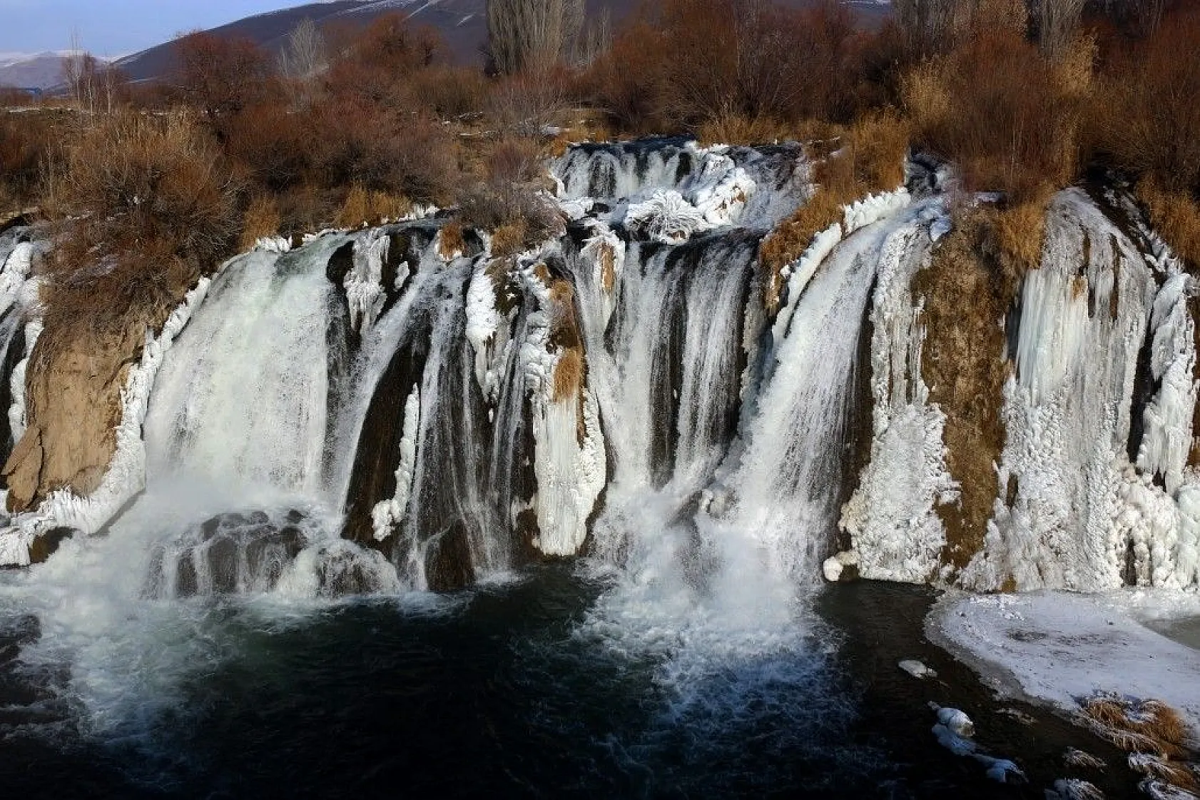 Muradiye Şelalesi'nde kartpostallık görüntüler
