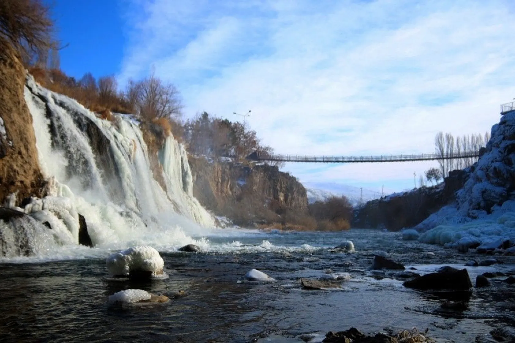 Muradiye Şelalesi'nde kartpostallık görüntüler
