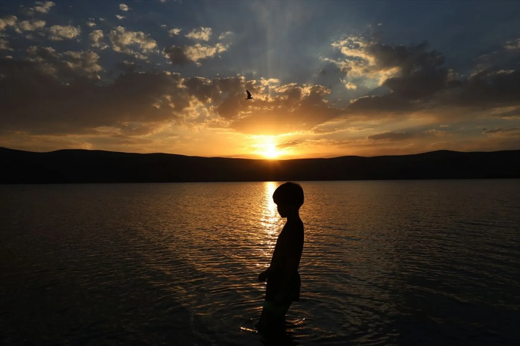 Balık Gölü'nde gün batımı kızıllığıyla suya yansıyor