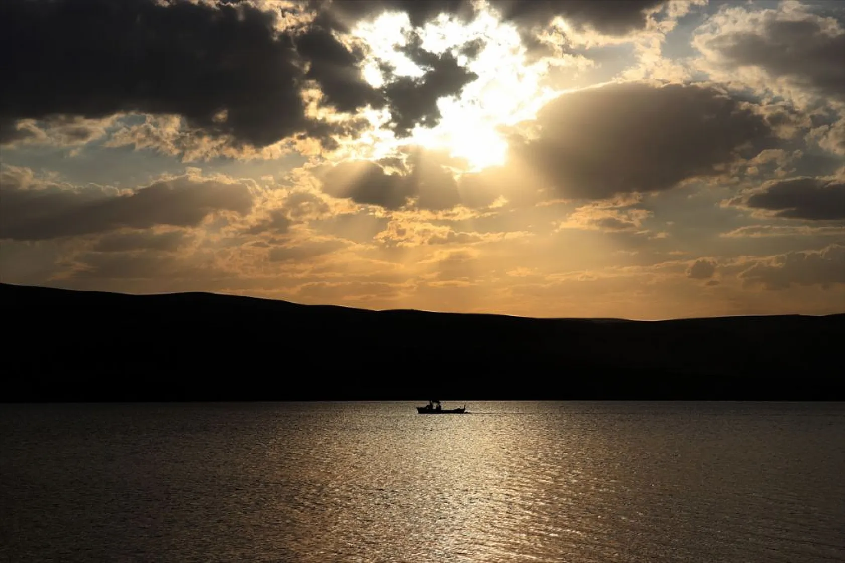 Balık Gölü'nde gün batımı kızıllığıyla suya yansıyor