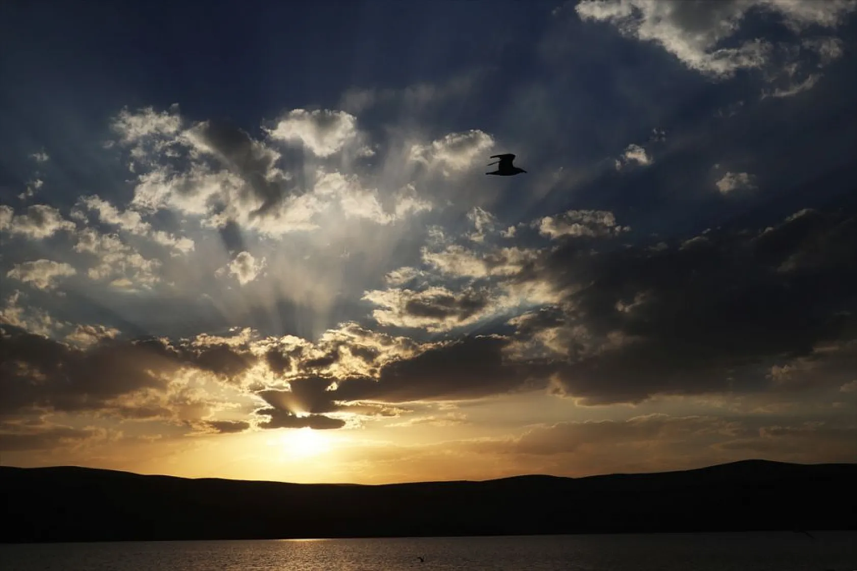 Balık Gölü'nde gün batımı kızıllığıyla suya yansıyor