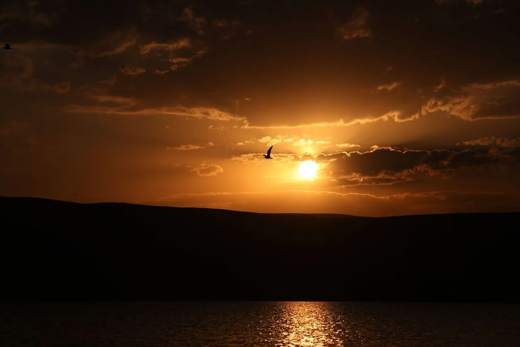 Balık Gölü'nde gün batımı kızıllığıyla suya yansıyor