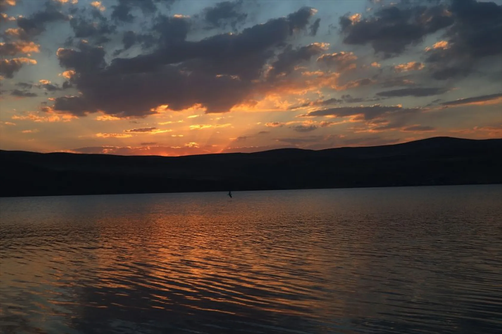Balık Gölü'nde gün batımı kızıllığıyla suya yansıyor