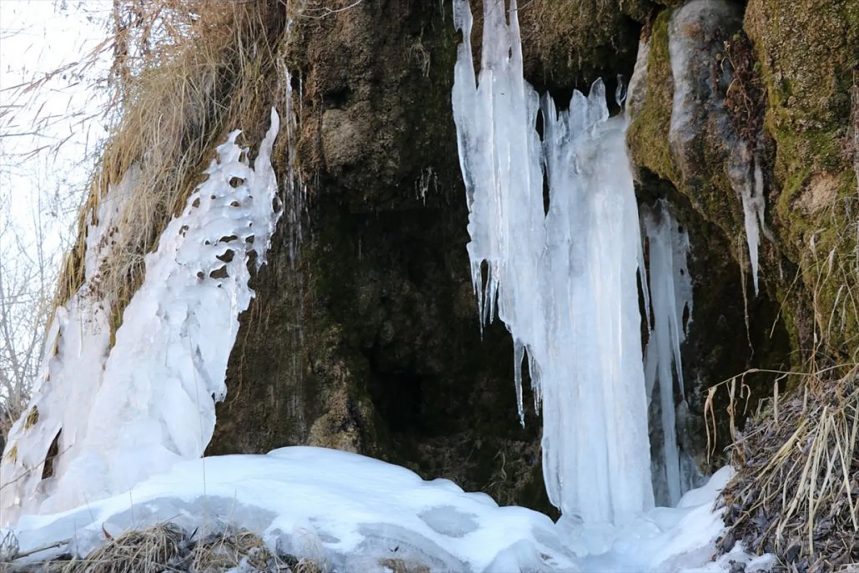 Girlevik Şelalesi'nde uzun buz sarkıtları oluştu