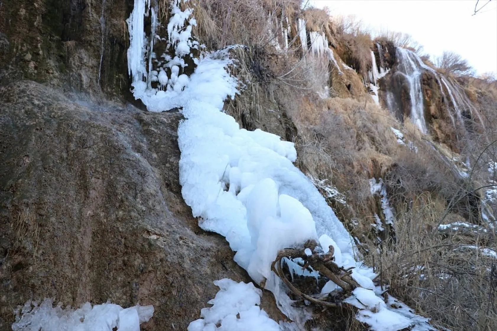 Girlevik Şelalesi'nde uzun buz sarkıtları oluştu
