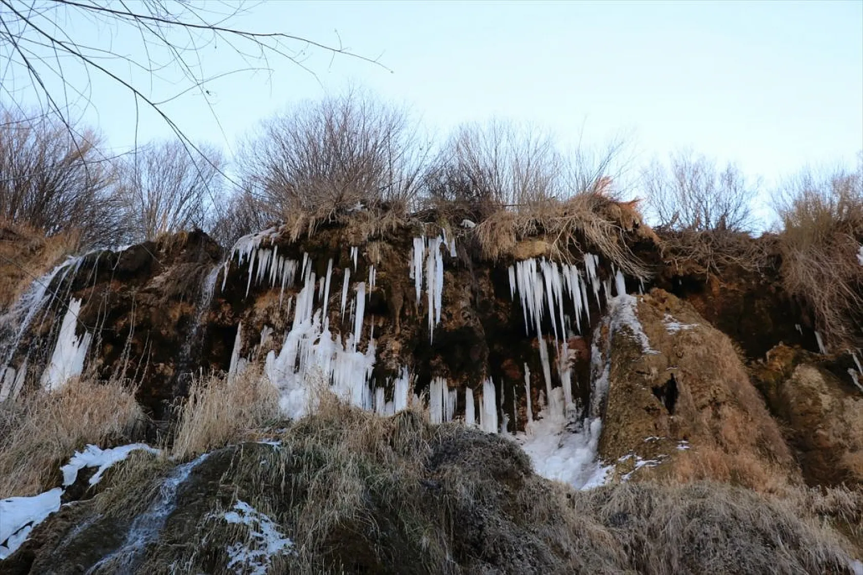 Girlevik Şelalesi'nde uzun buz sarkıtları oluştu