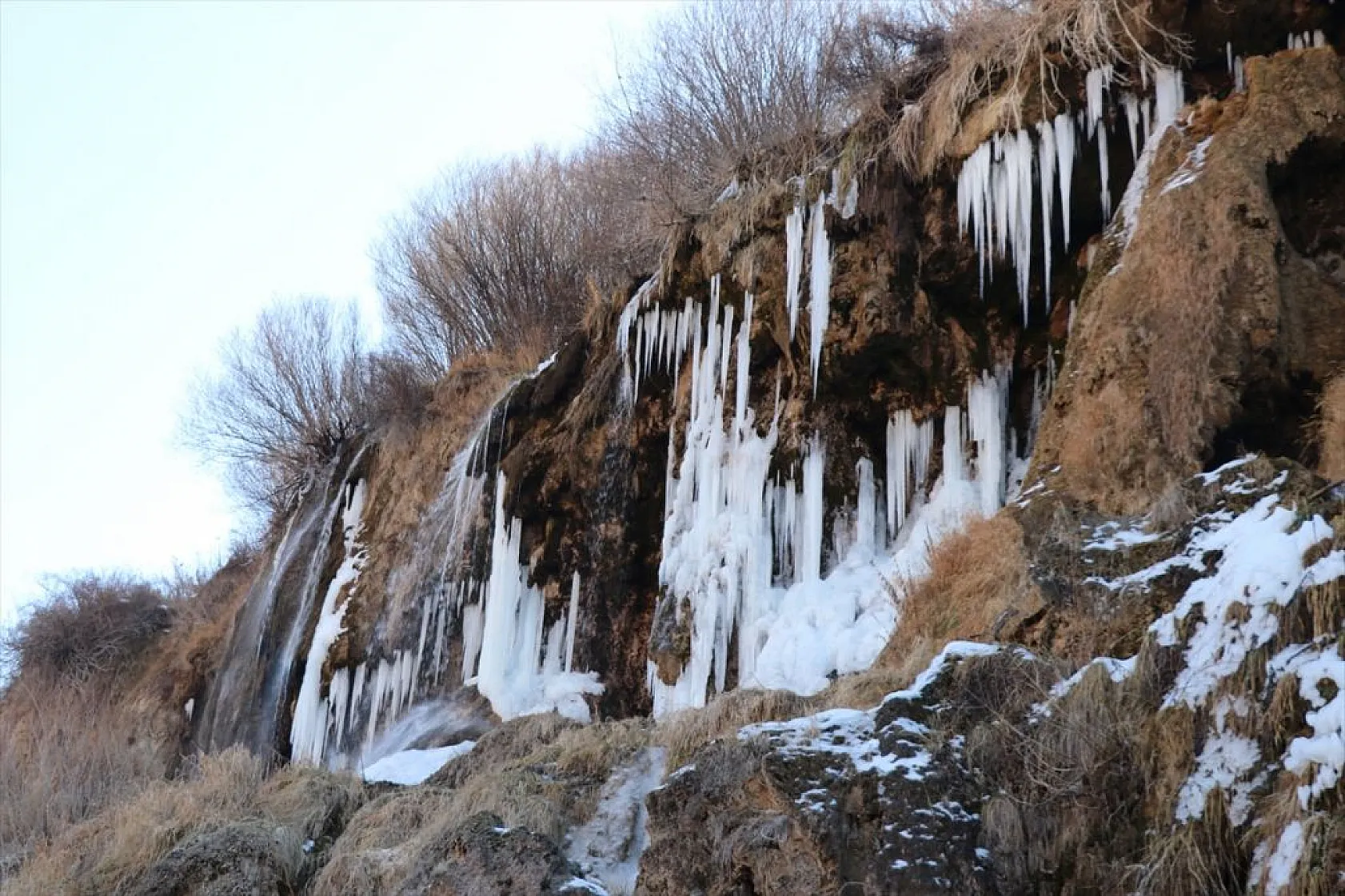 Girlevik Şelalesi'nde uzun buz sarkıtları oluştu