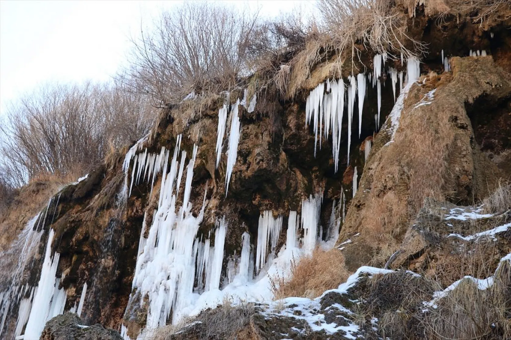 Girlevik Şelalesi'nde uzun buz sarkıtları oluştu