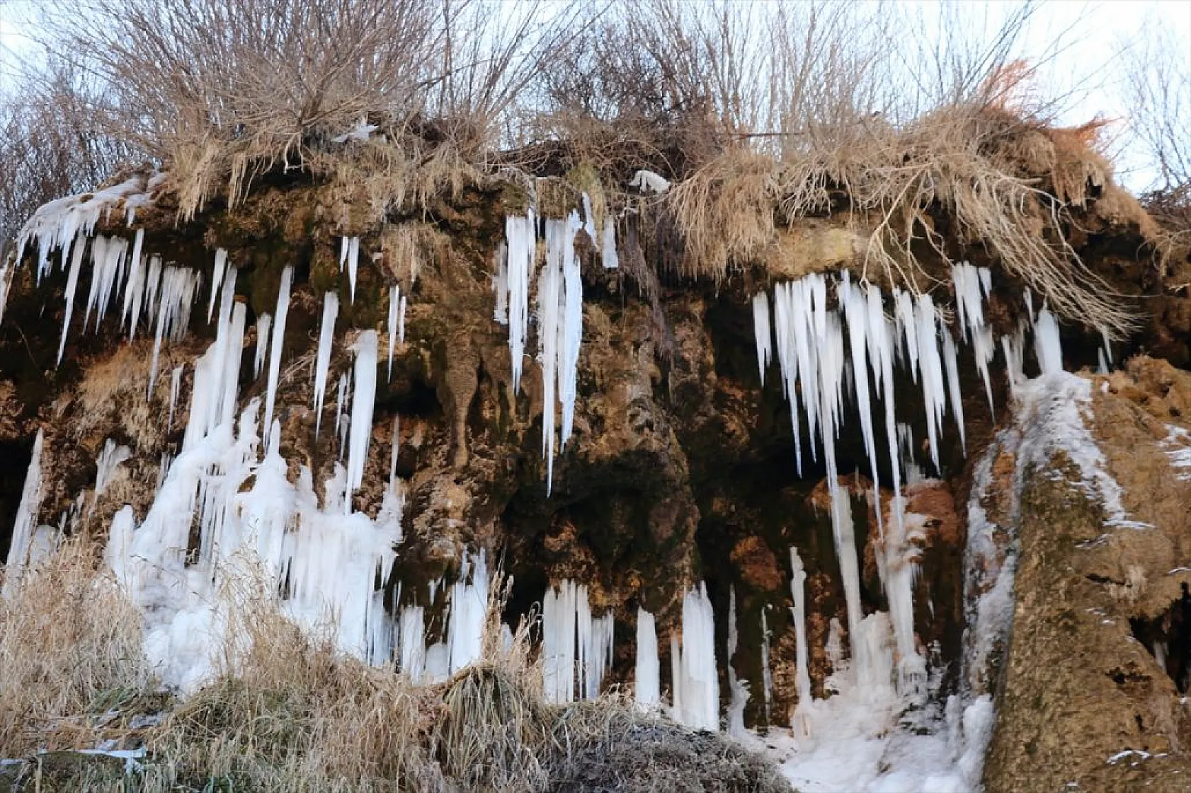 Girlevik Şelalesi'nde uzun buz sarkıtları oluştu