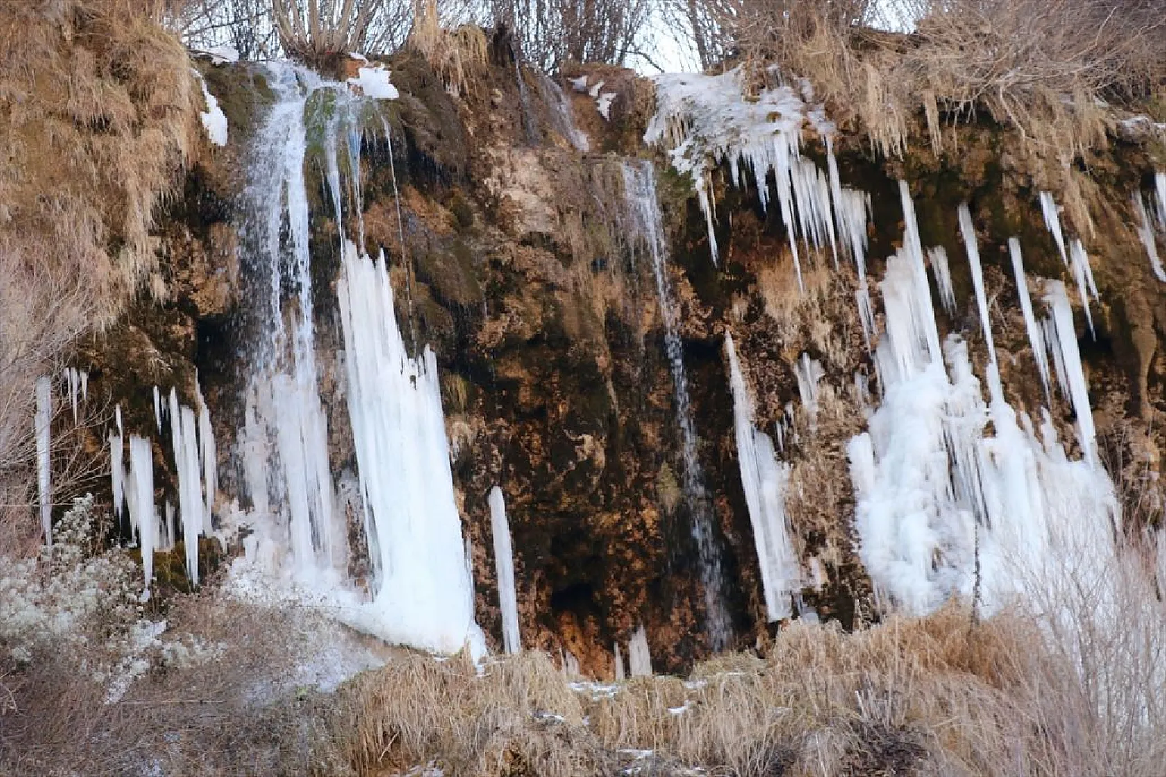 Girlevik Şelalesi'nde uzun buz sarkıtları oluştu