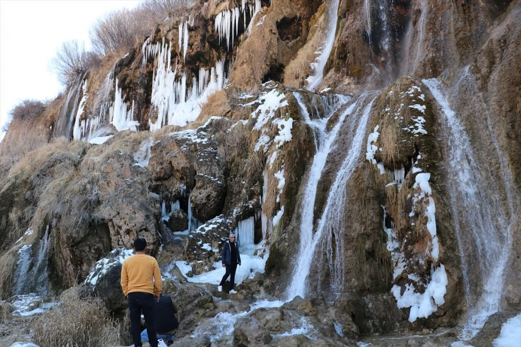Girlevik Şelalesi'nde uzun buz sarkıtları oluştu