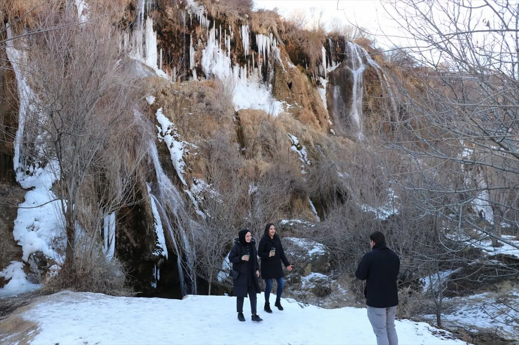 Girlevik Şelalesi'nde uzun buz sarkıtları oluştu