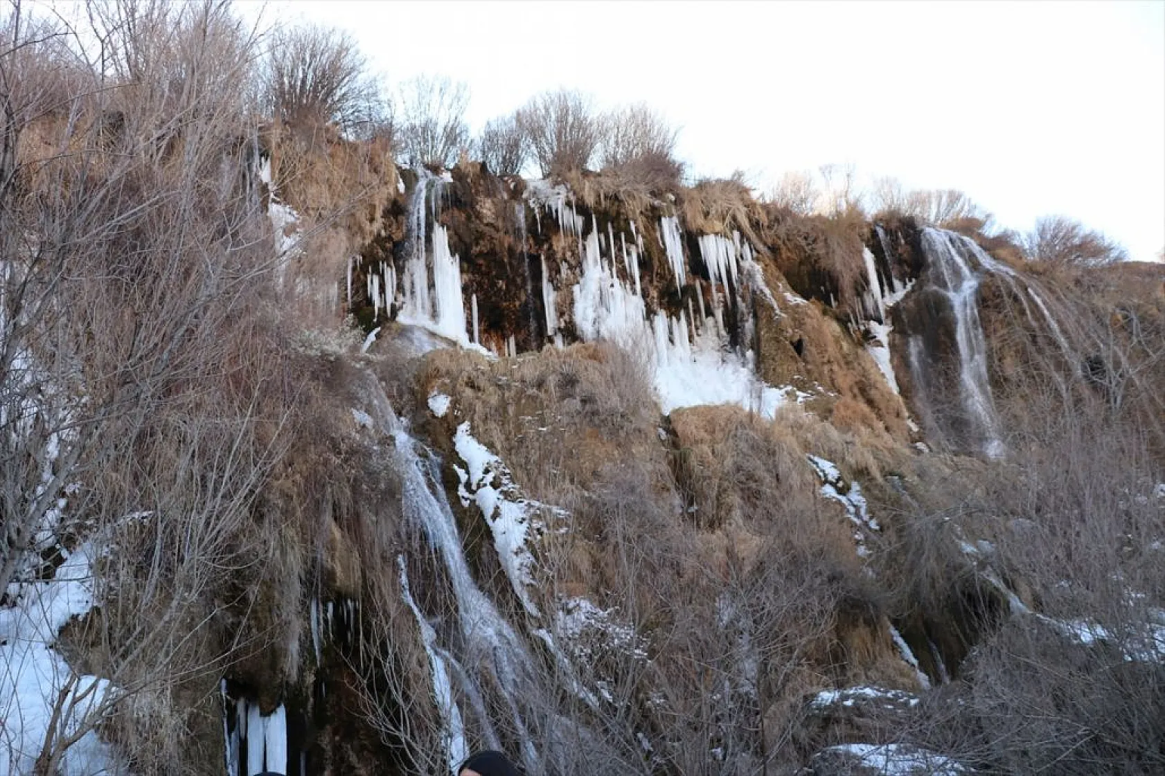 Girlevik Şelalesi'nde uzun buz sarkıtları oluştu