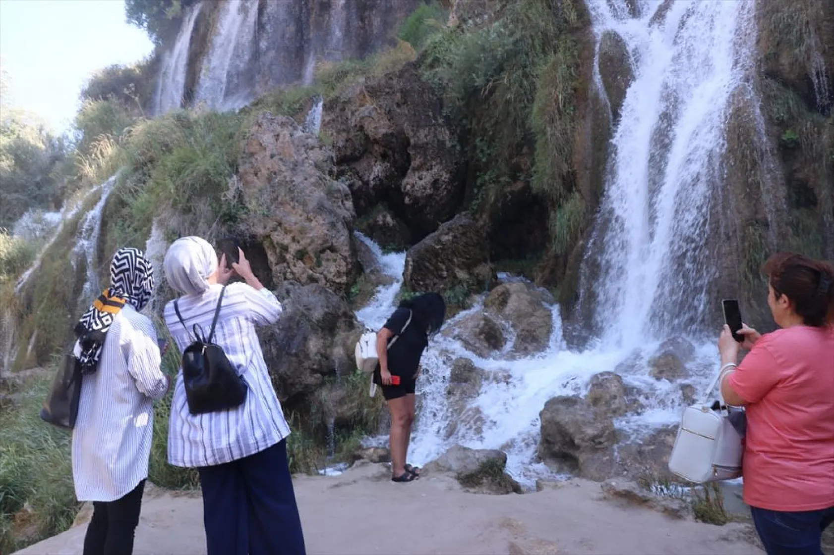 Girlevik Şelalesi yerli ve yabancı turistleri ağırlıyor