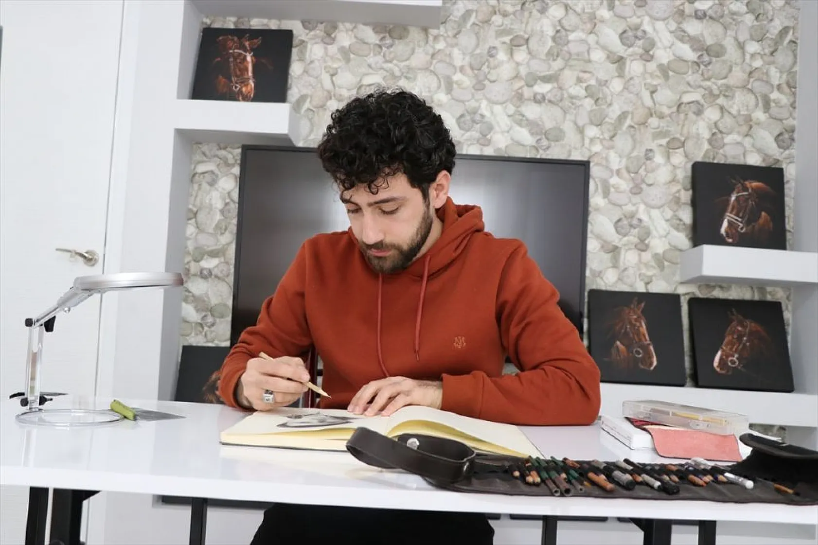 Konuşma güçlüğü yaşayan gencin dünyası resimle değişti